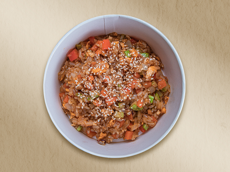 Жаренный рис с овощами и яйцом