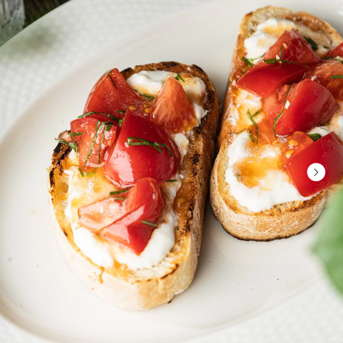 Брускетта томат-страчателла-базелик