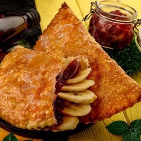 Чебурек с клубникой и бананом