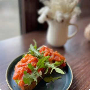 Брускетта с форелью слабой соли