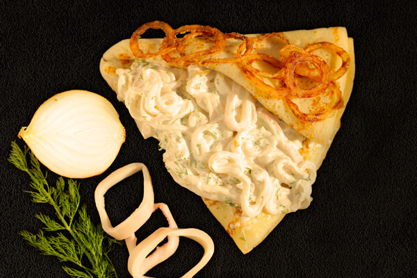 Блин с Кальмарами и луковыми чипсами