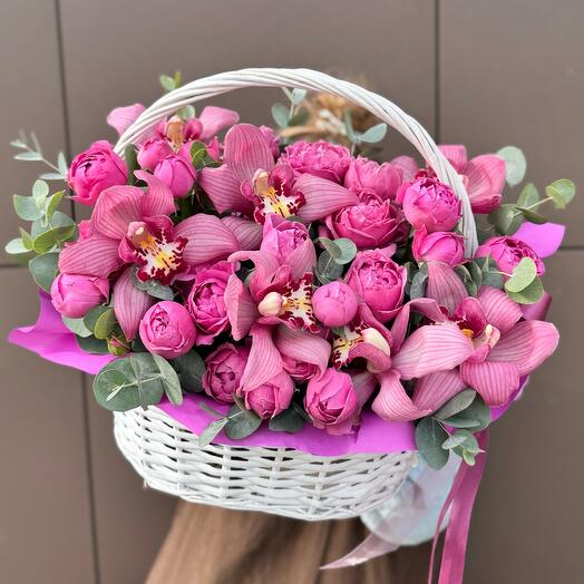 Корзина с орхидеями и кустовой розой