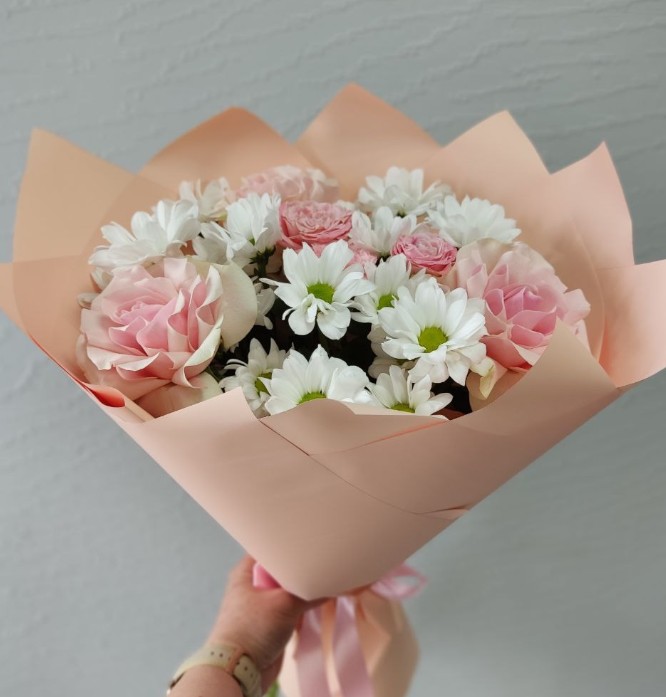 Букет с французскими розами и хризантемой