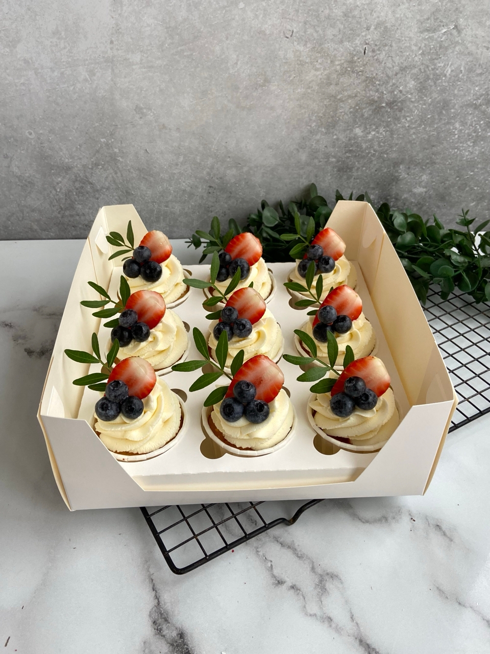 Капкейки с клубникой и голубикой - 9 шт для девушки, парня, мамы, папы, подруги, коллеги