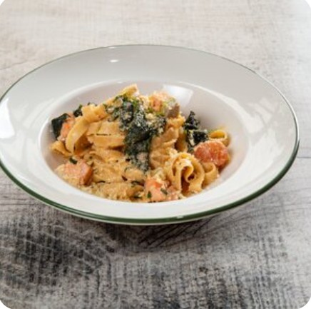 Фетучини с лососем и вакаме