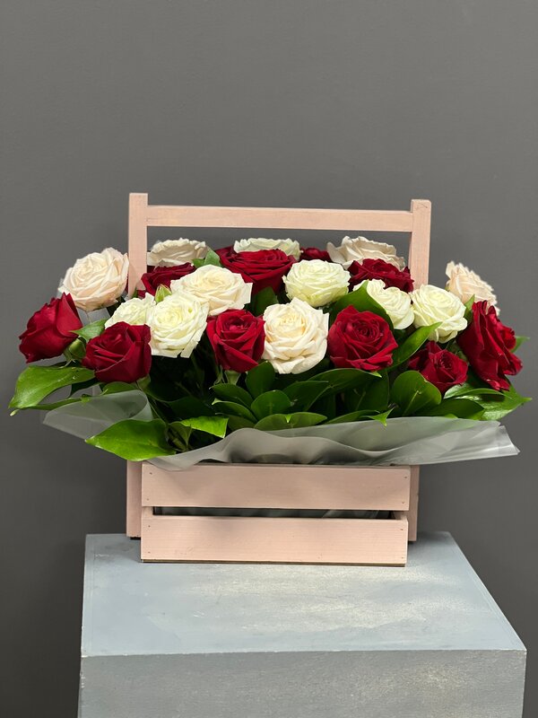 Мастерок из 10 алых и 5 кустовых пионовидных роз