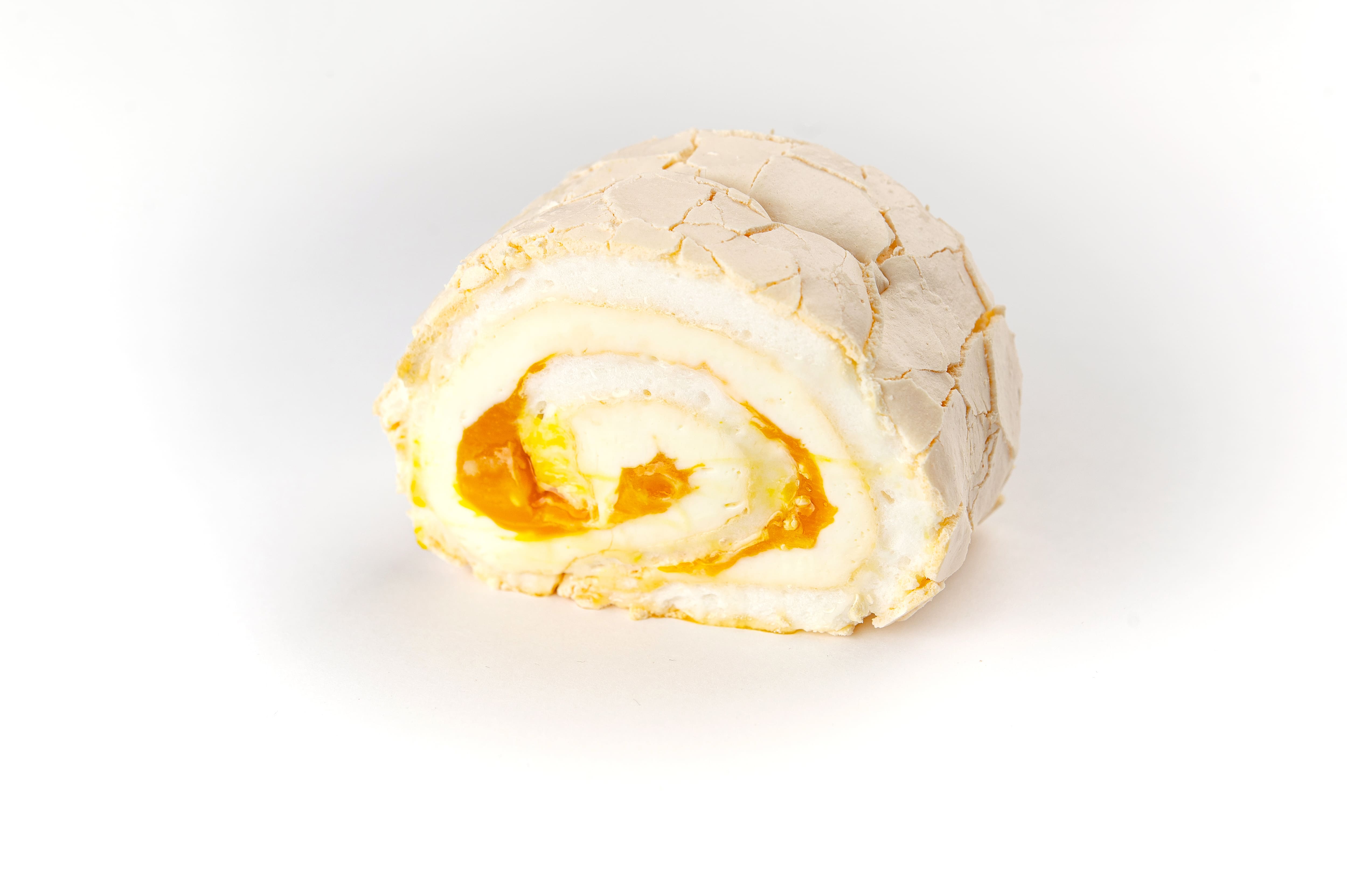 Рулет меренговый манго-маракуйя