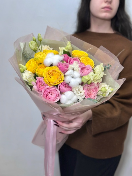 Букет с кустовыми розами ,эустомой ,хлопком и стифой
