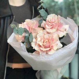 Букет комплимент роз с эвкалиптом