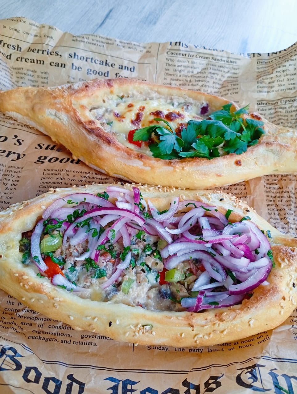 Пиде с мясом и маринованным синим луком 