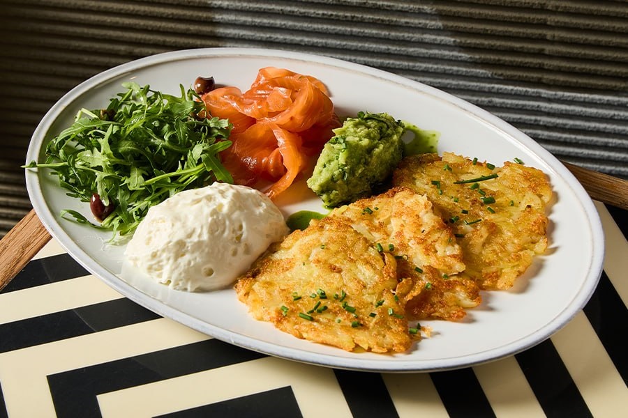 Картофельные драники с рукколой и гуакамоле