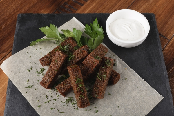 Гренки с чесночным соусом
