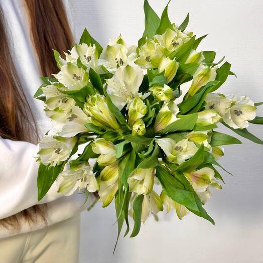 Букет «Весна» из альстромерий под ленту