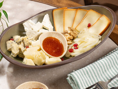 Тарелка грузинских сыров