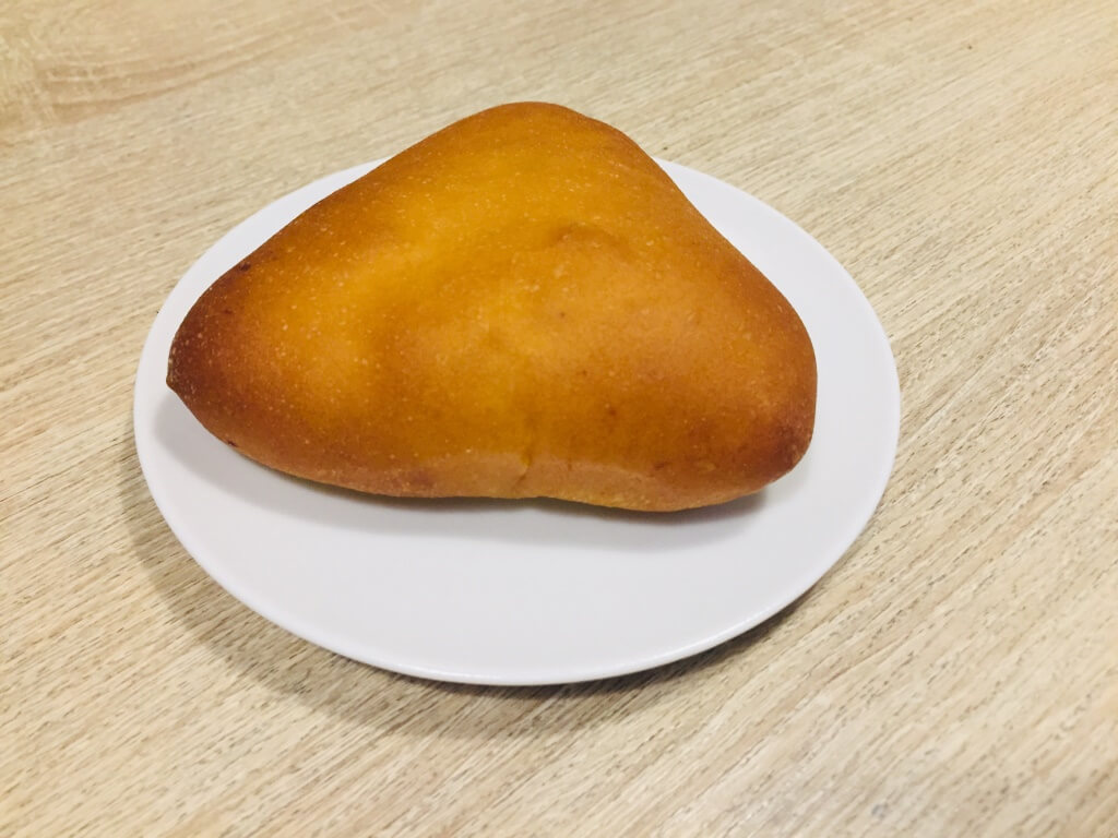 Пирожок с рисом и яйцом печеный