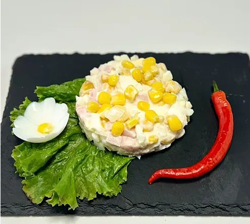 Салат Ностальжи с ветчиной и кукурузой