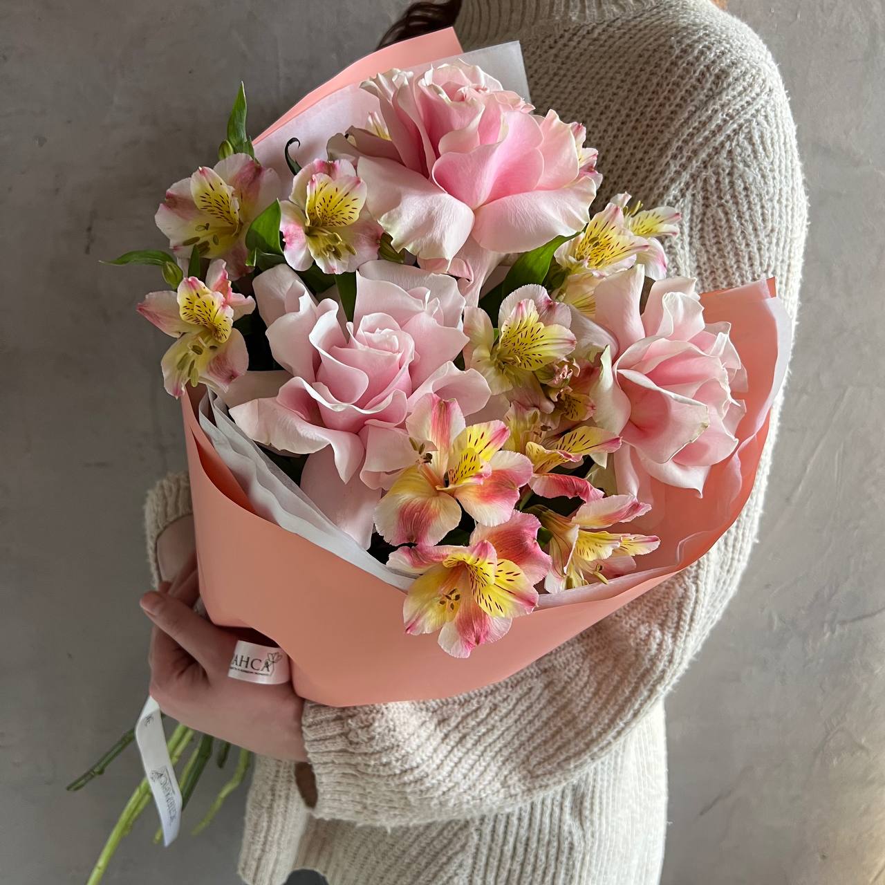 Авторский букет с французскими розами и альстромерией