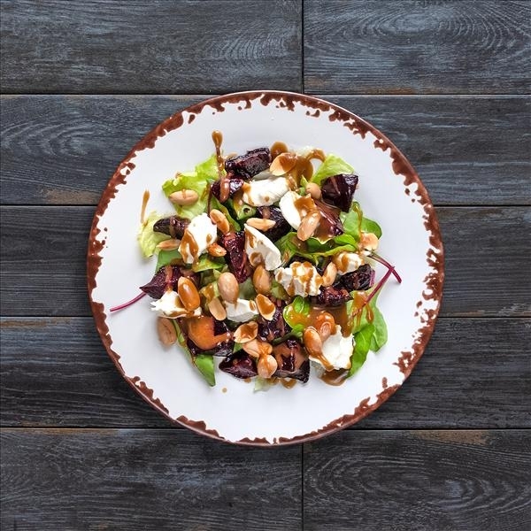 Салат с печеной свеклой и сливочным сыром