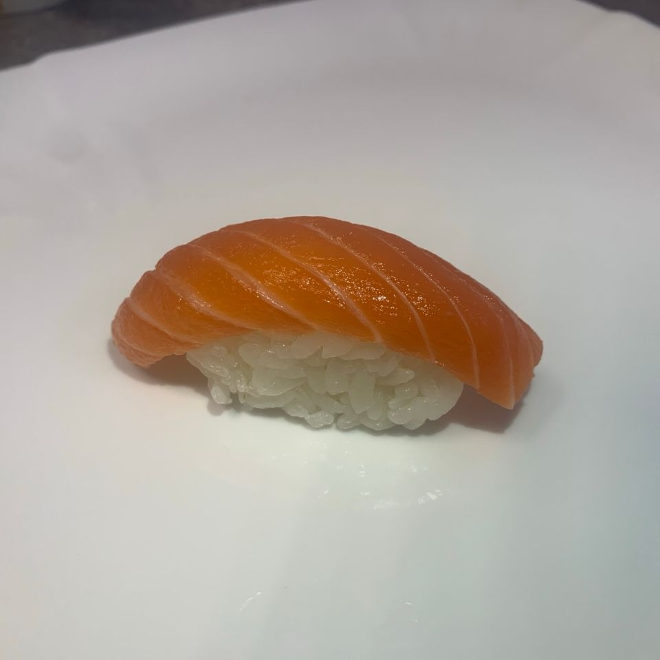 Суши лосось