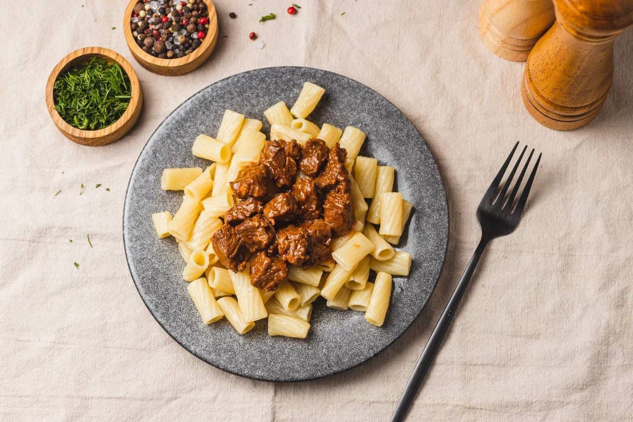 Гуляш из говядины с макаронами