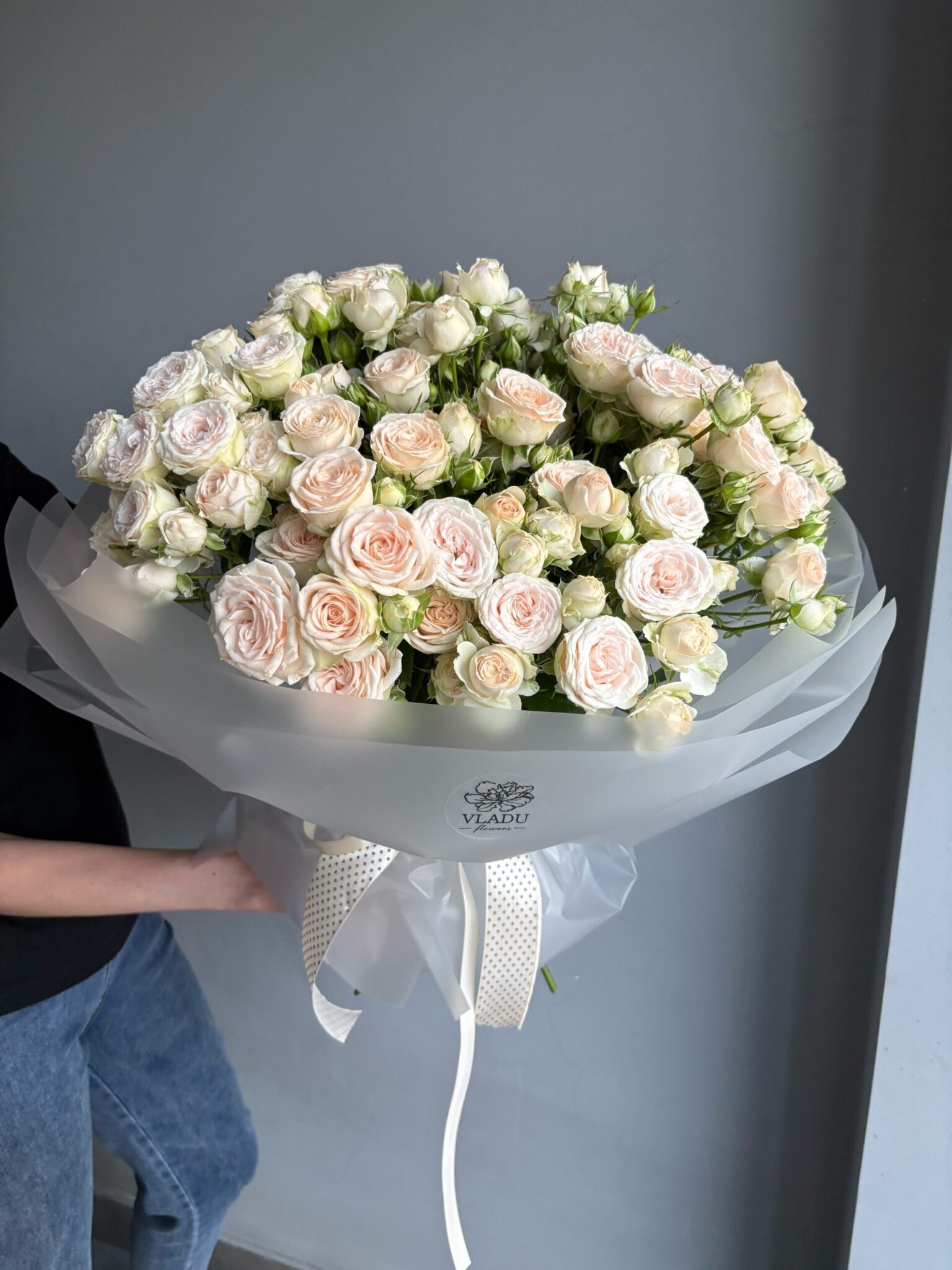 Букет из кустовой пионовидной розы