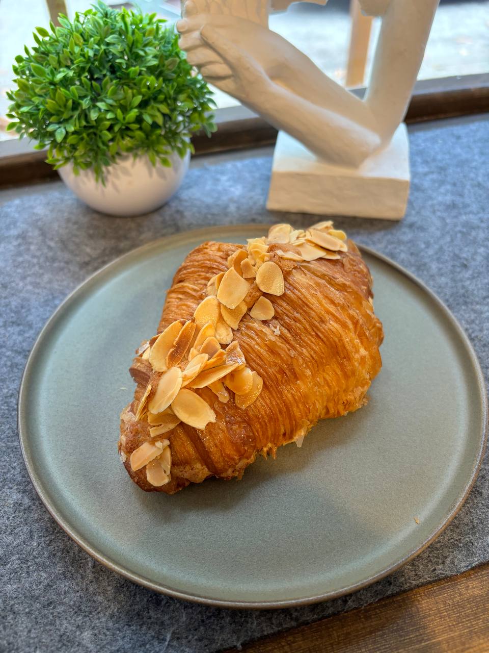 Миндальный круассан