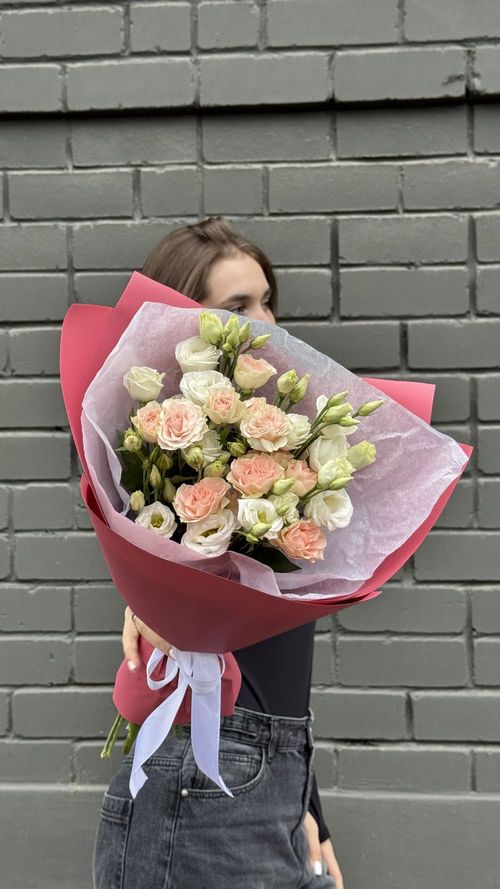 Букет из роз и эустом