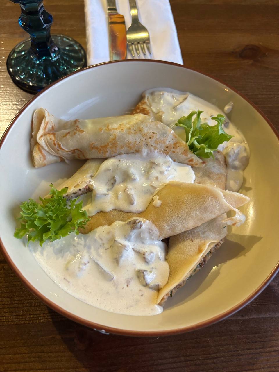 Блины с курицей и соусом из белых грибов