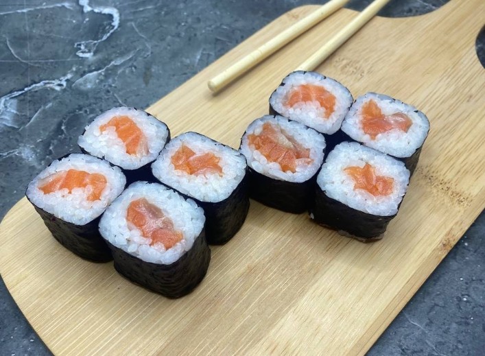 Маки с лососем