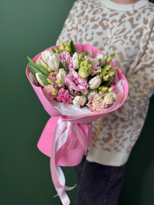 Букет с белыми тюльпаны и розовой эустомой