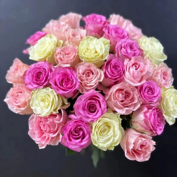 Букет из 35 разноцветных роз в нежных оттенках на атласной ленте