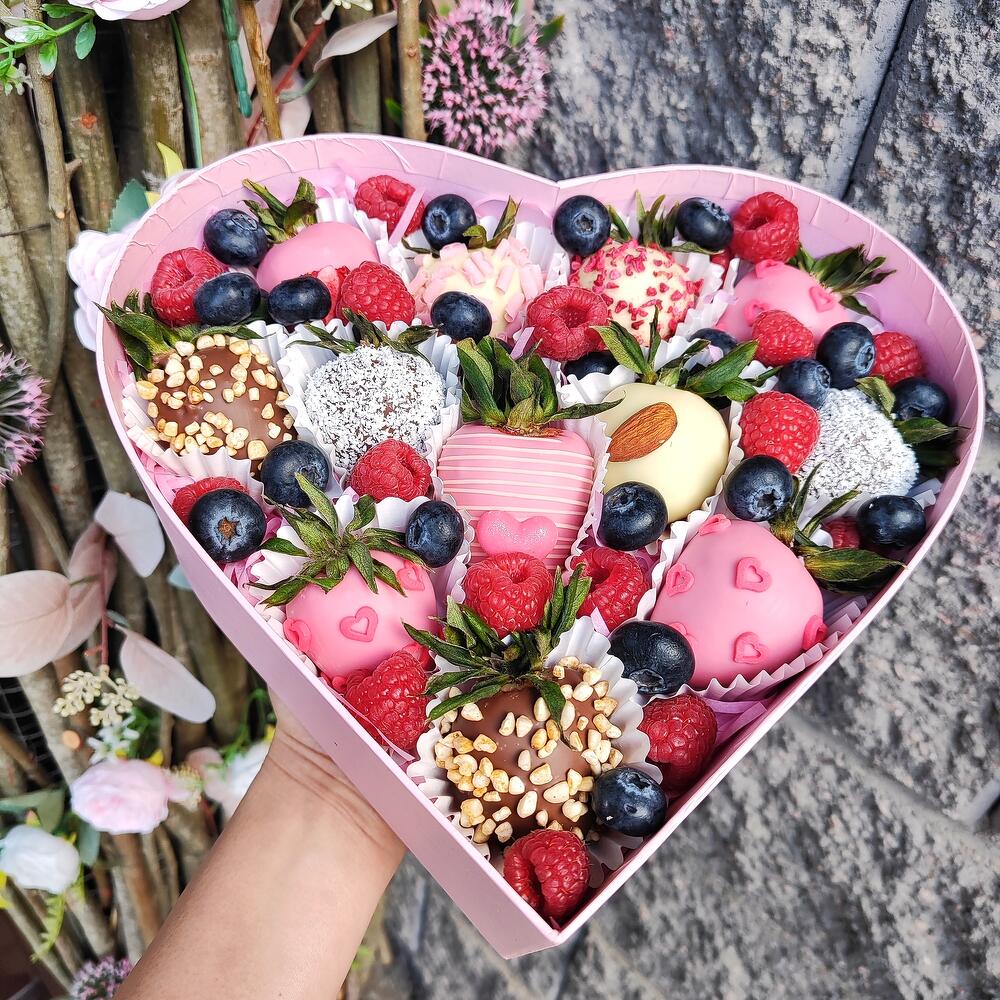 Клубника в шоколаде, коробочка сердце, размер M