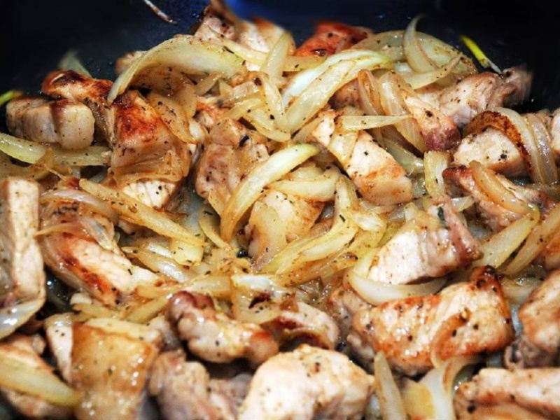 Свинина жаренная с луком