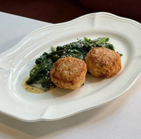 Крабовые котлетки на подушке из шпината