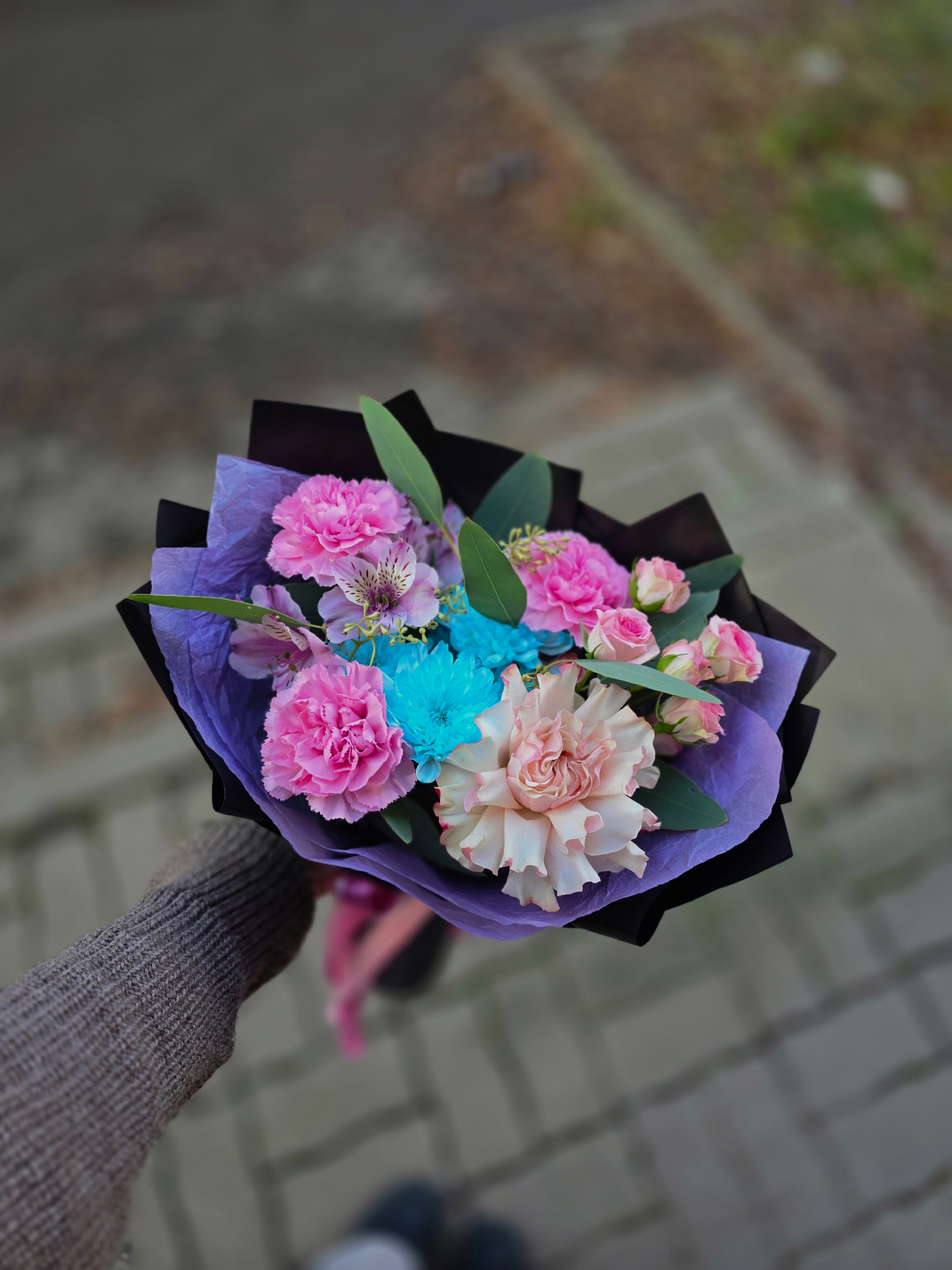 Яркий букет в тёмном оформлении