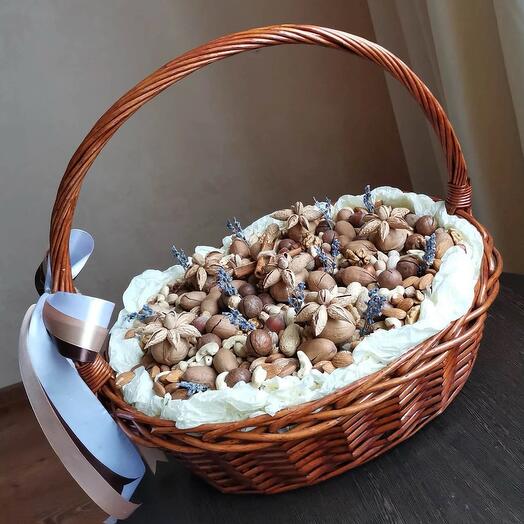 Подарочный набор орехи ассорти в корзине