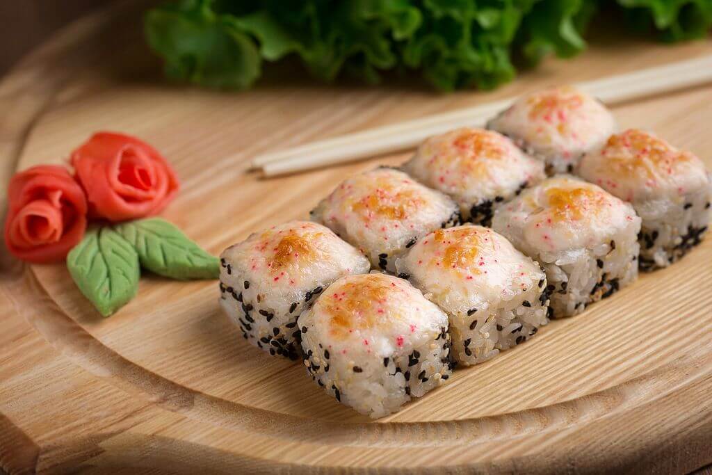 Запеченный ролл с курицей большие