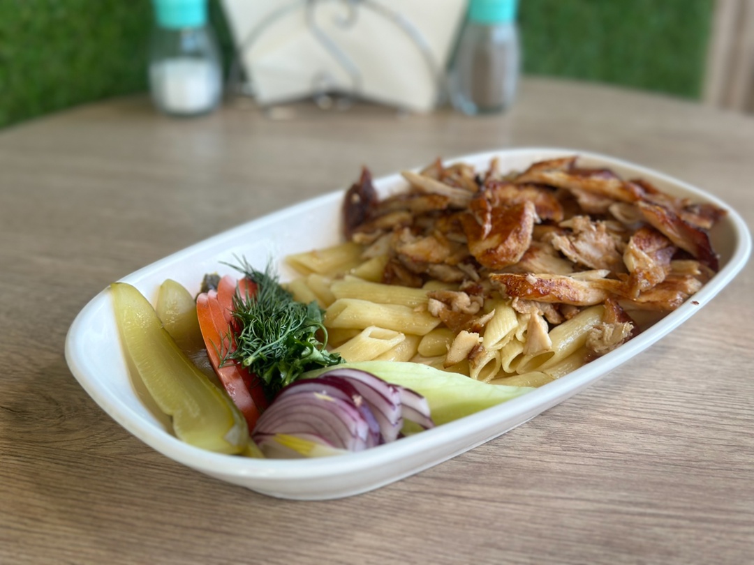 Шаурма на тарелке с макаронами из телят.