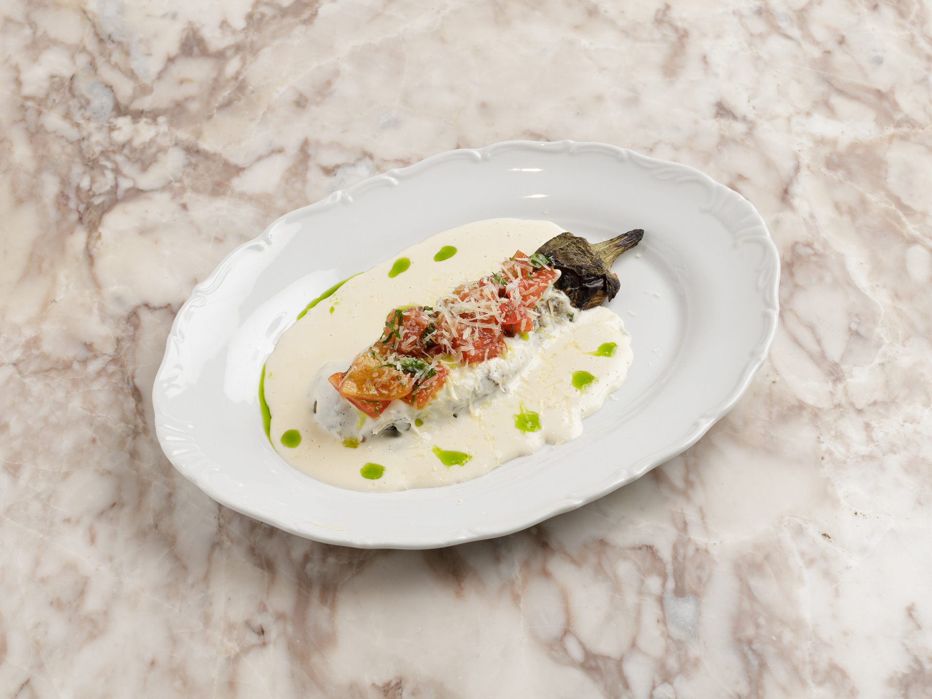 Печёный баклажан с соусом скаморца