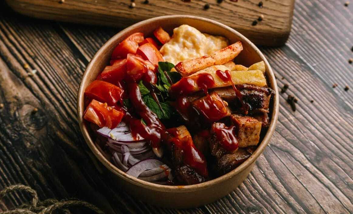 Боул фри со свиной грудинкой BBQ и яйцом
