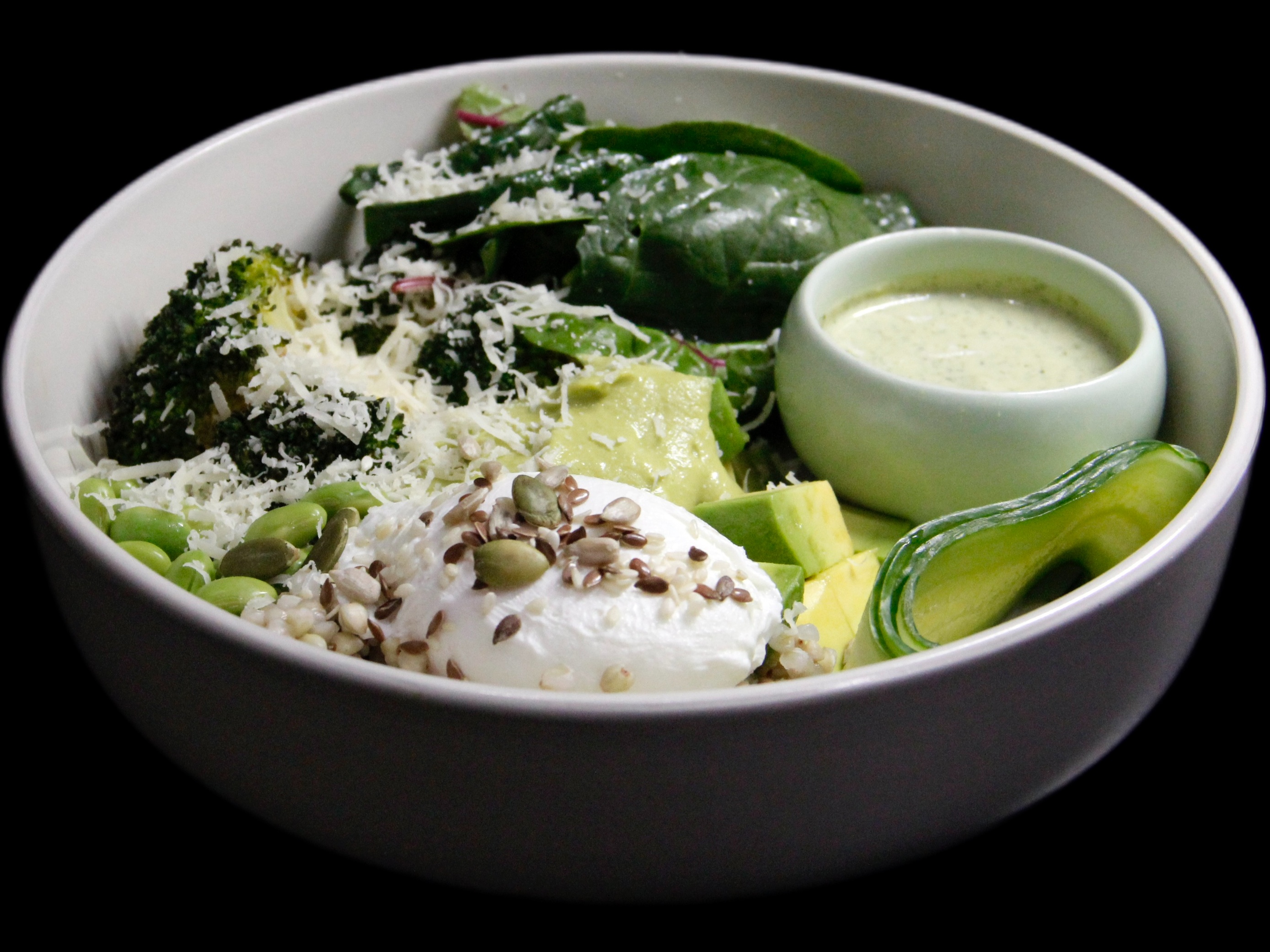 Зеленый боул с яйцом пашот