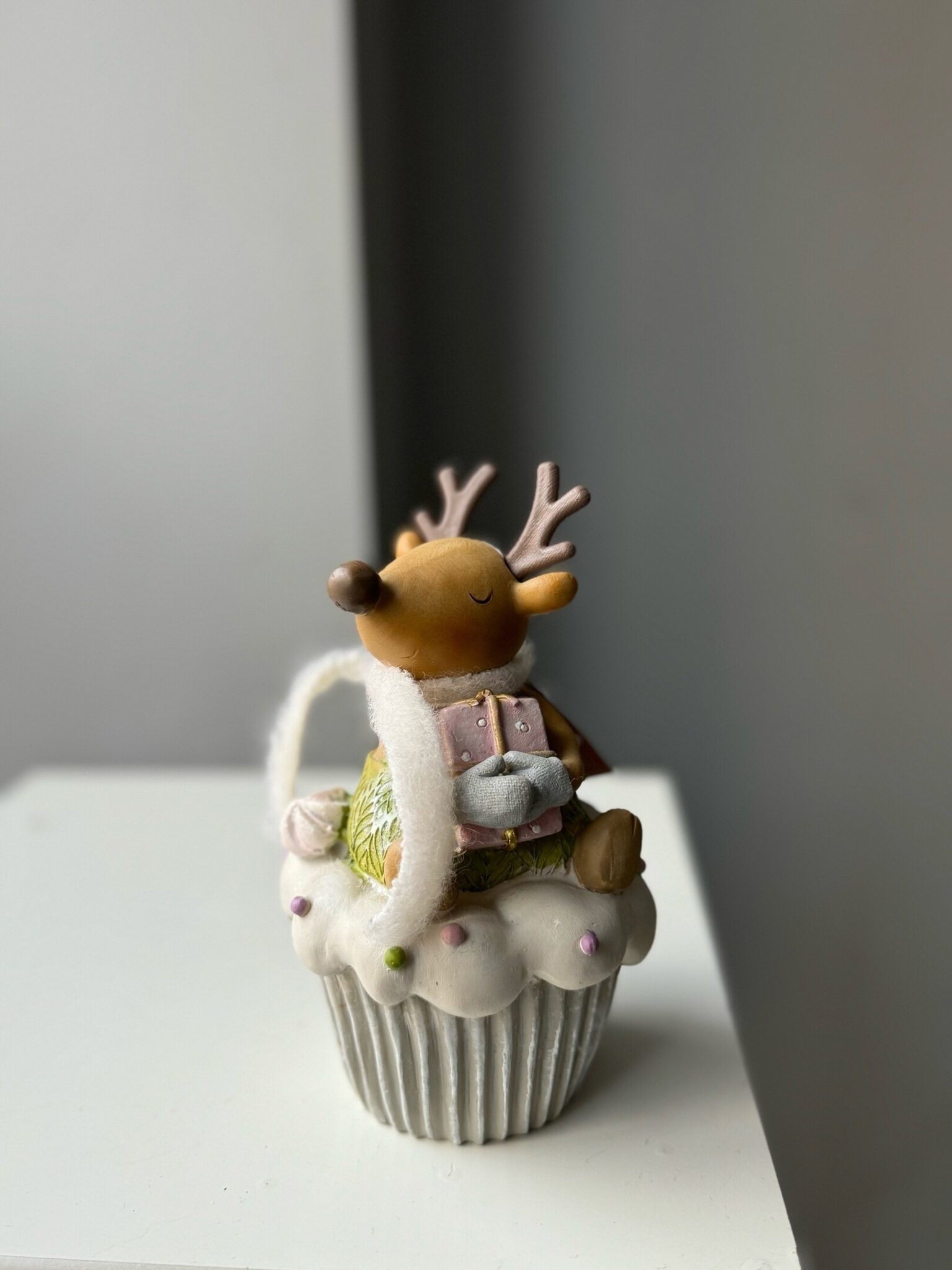 Сувенир Олень на капкейке полирезин 17,5*10*10