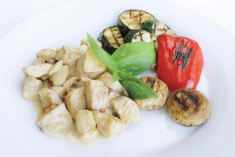 Куриная грудка с овощами под сырн.соусом