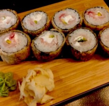 Ролл с окунём, авокадо и сливочным сыром