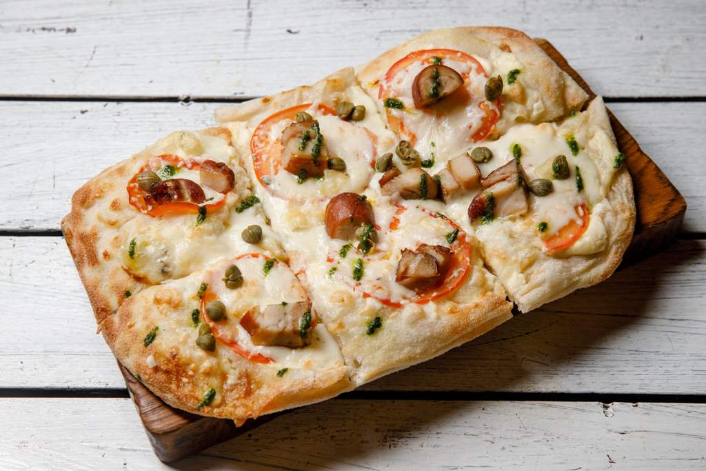 Римская пицца с копченой курицей