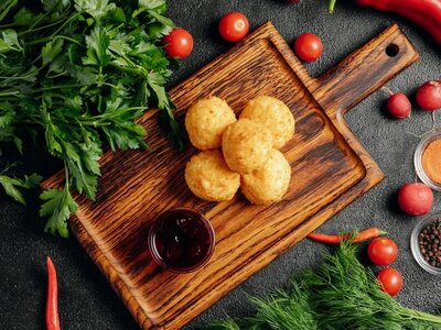 Сырные шарики с вишневым соусом