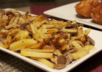 Картофель, жареный с грибами и луком