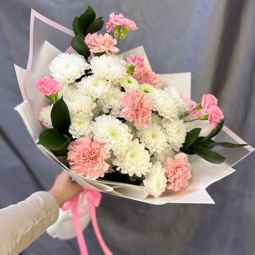 Букет из белых хризантем и розовых гвоздик (б2053)