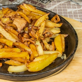 Жареная картошка с лисичками