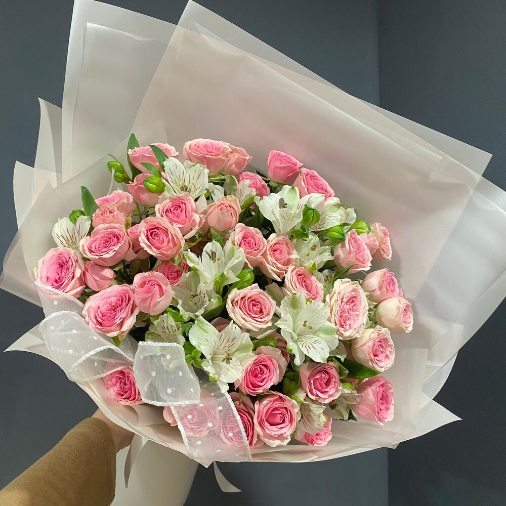 Очаровательный букет с кустовой розой и альстромериями